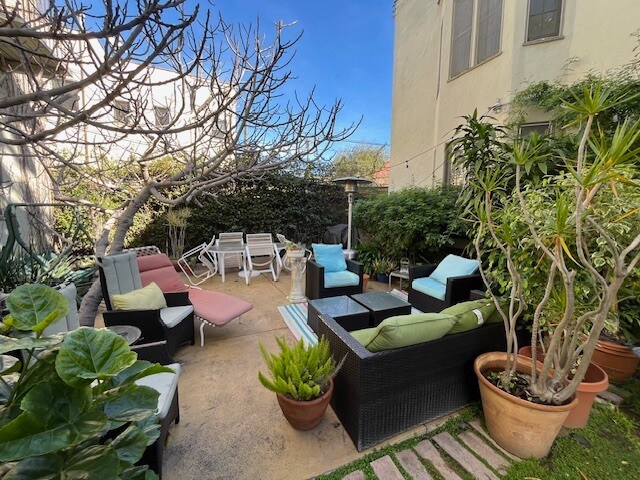 More Photos Of 1040 S Longwood Ave, Los Angeles Apartments For Sale