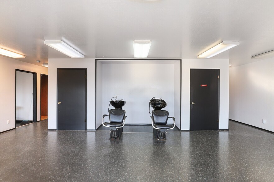 More Photos Of 1218 S C St, Port Angeles Flex For Sale