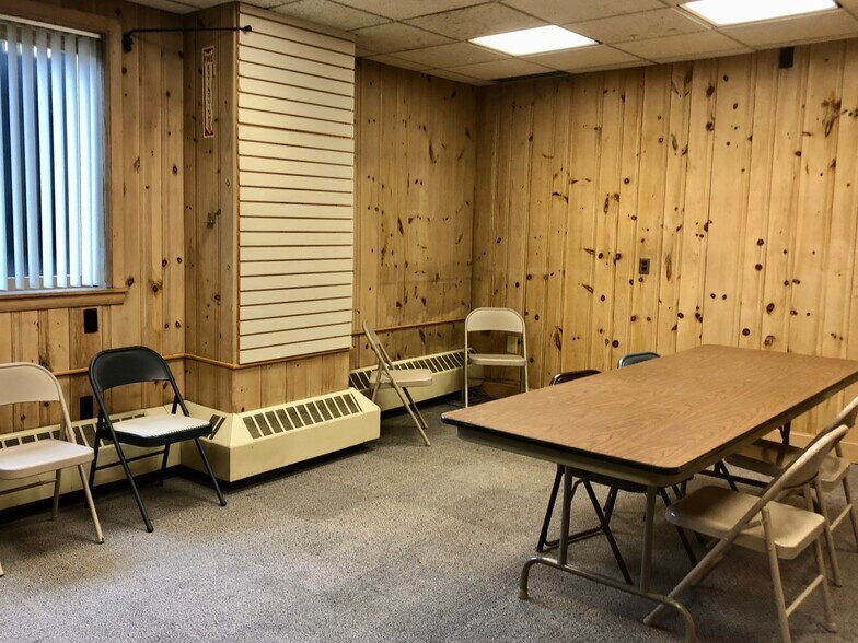 More Photos Of 1 Horseshoe Pond Ln, Concord Light Distribution For Sale