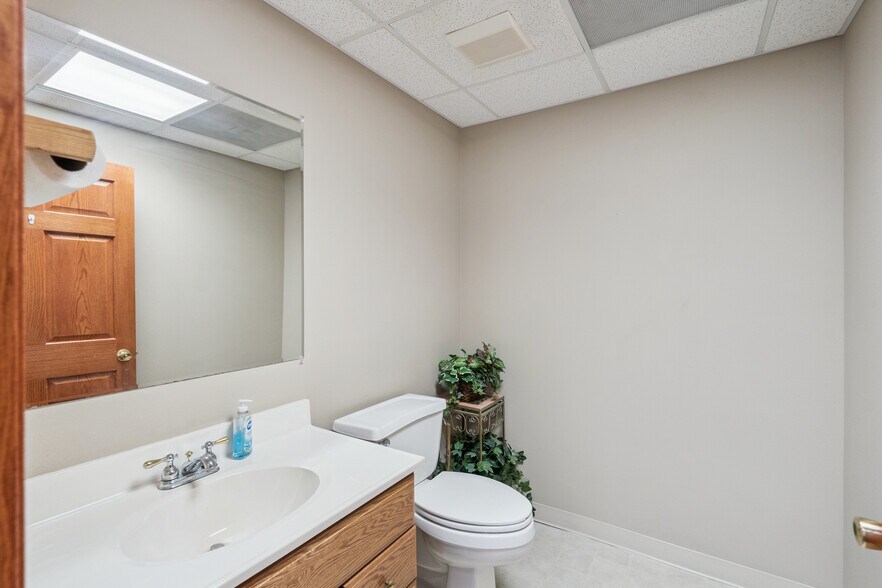 More Photos Of 101 E Linn St, Marshalltown Office For Sale