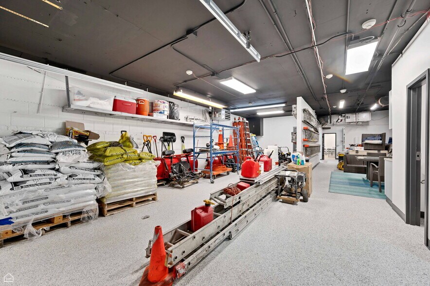 More Photos Of 837 Mannheim Rd, Bellwood Showroom For Lease