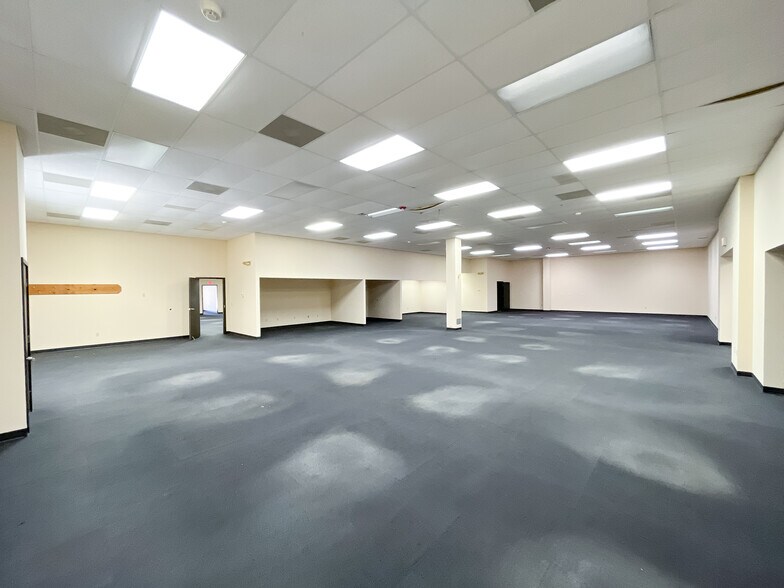 More Photos Of 1302 N Grand St, Hutchinson Flex For Lease