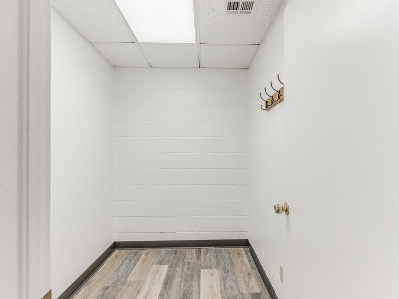 More Photos Of 120 Thompson Dr, Norman Storefront For Lease