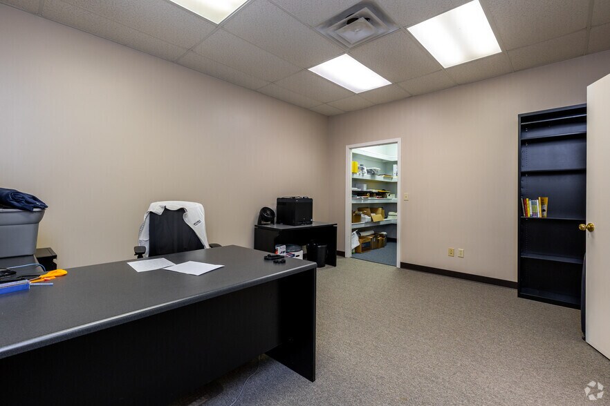 More Photos Of 601 E Marshall St, Sweet Springs Flex For Sale