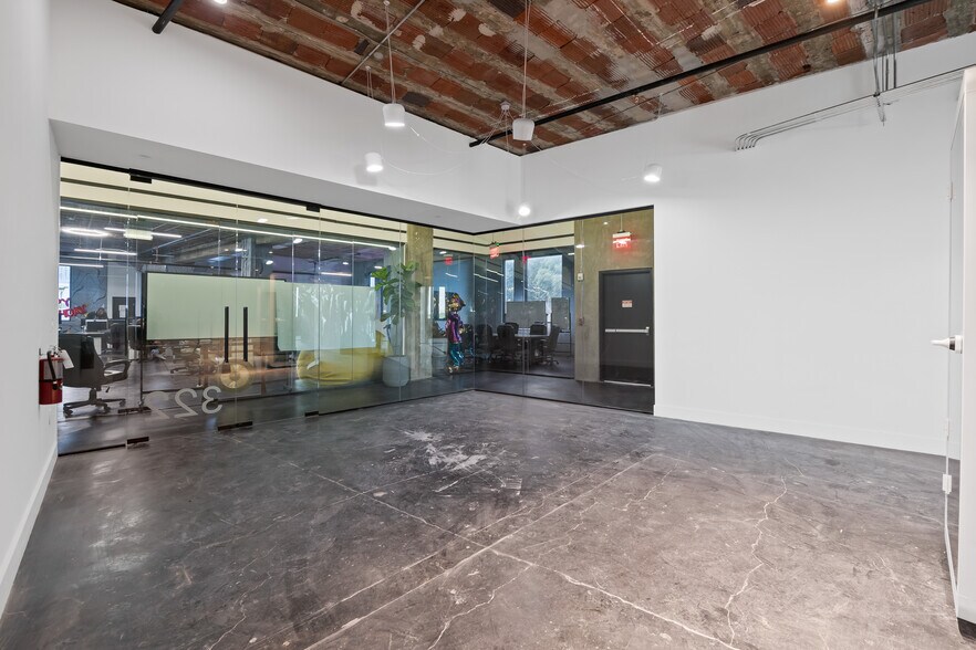 More Photos Of 1900 NE Miami Ct, Miami Office For Lease