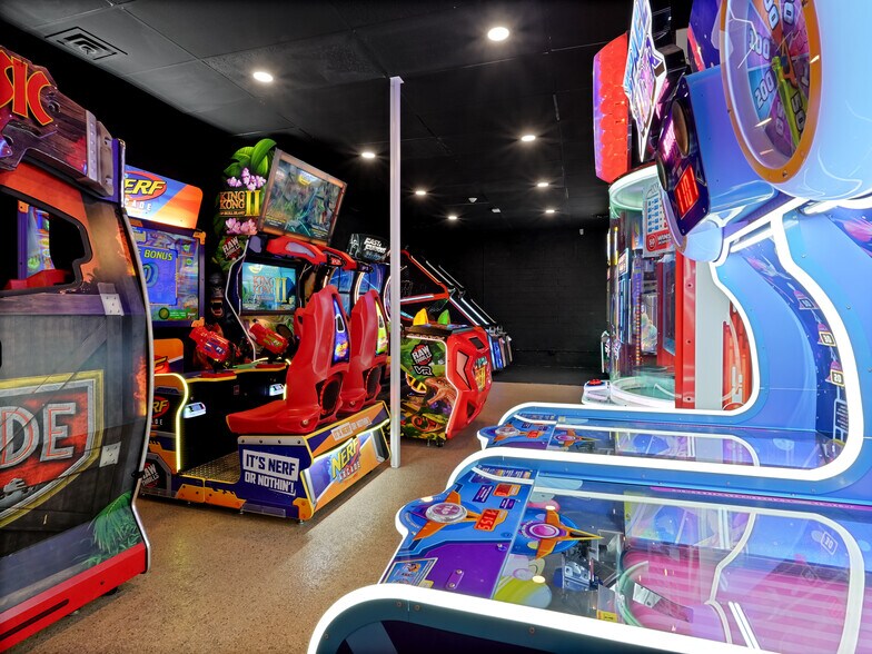 More Photos Of 1201 N Bedell Ave, Del Rio Bowling Alley For Sale