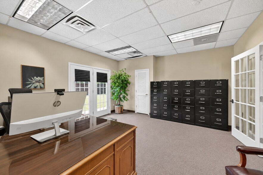 More Photos Of 5500 Woodland Park Blvd, Arlington Office Residential For Sale