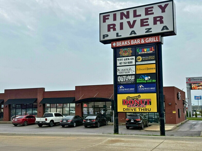 More Photos Of 432 S Mill St, Rogersville General Retail For Lease