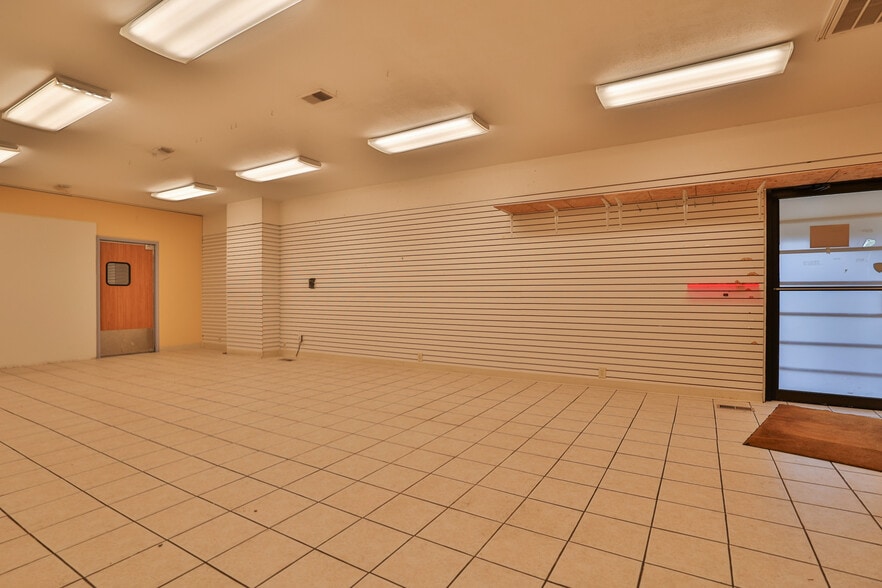 More Photos Of 107 N Bluff Rd, Collinsville Storefront For Sale