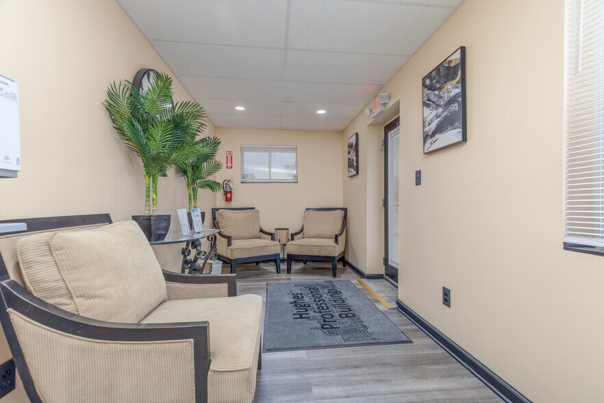 More Photos Of 2012 Woodson Rd, Overland Showroom For Sale