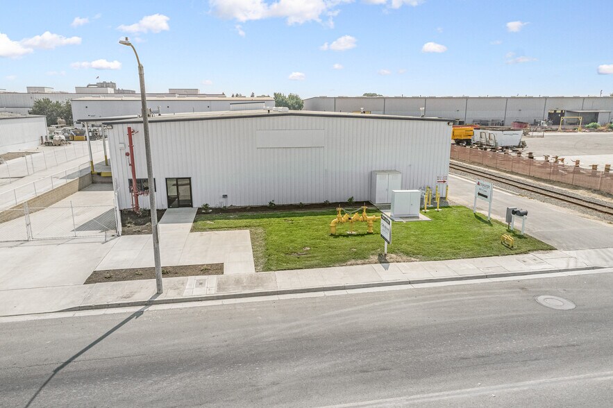 More Photos Of 861 E Levin Ave, Tulare Warehouse For Lease