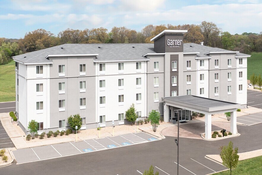 Primary Photo Of 230 Cracker Barrel Dr, Clarksville Hotel For Sale