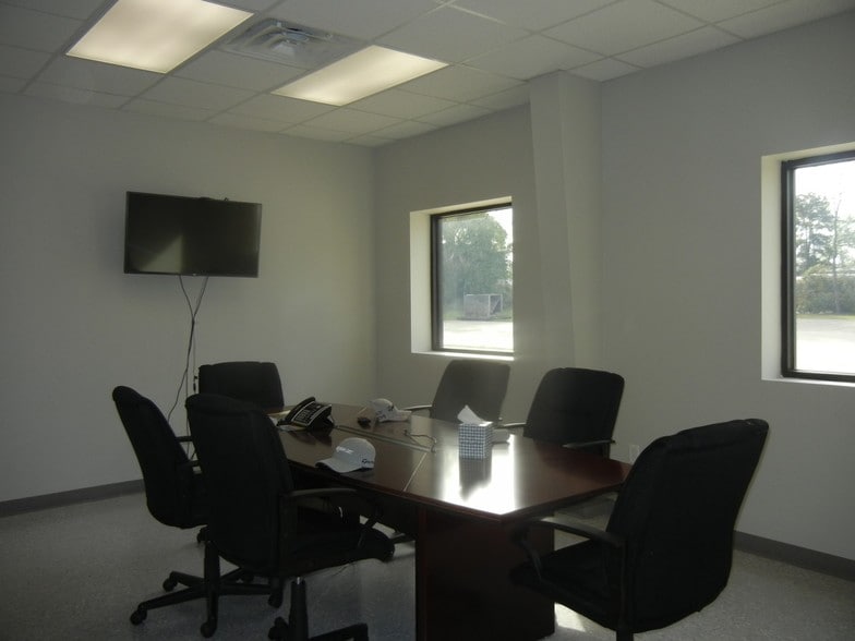 More Photos Of 501 Hickerson St, Conroe Manufacturing For Lease