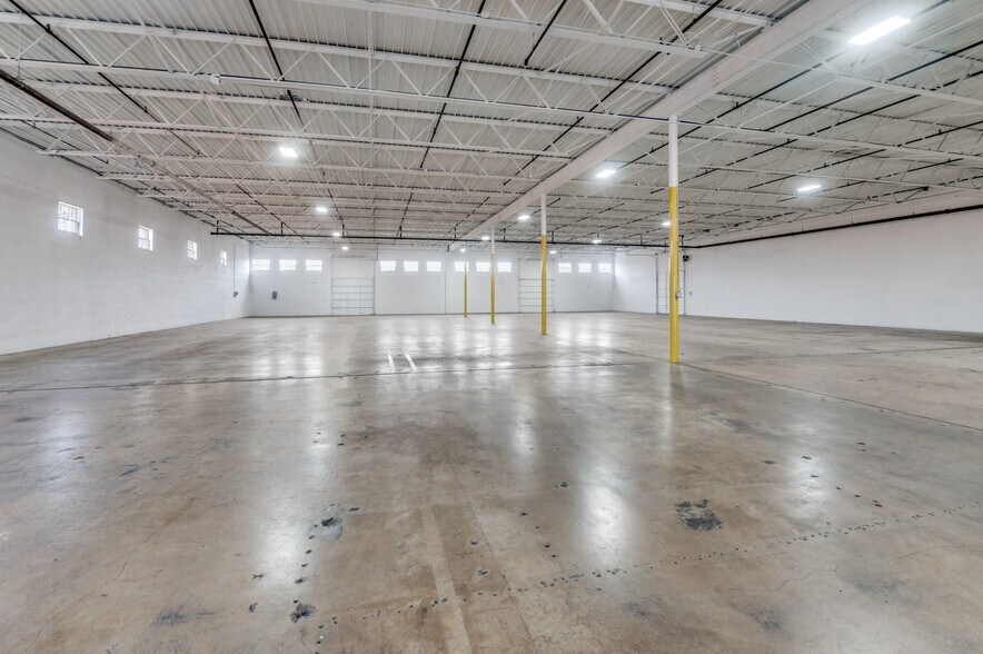 More Photos Of 616-626 W Mockingbird Ln, Dallas Light Distribution For Lease