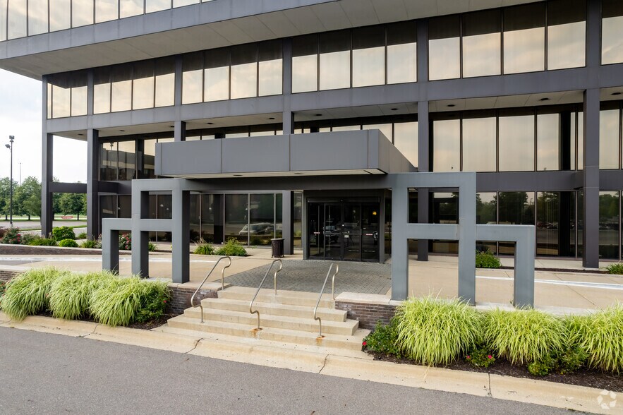 More Photos Of 363 W Big Beaver Rd, Troy Office For Lease