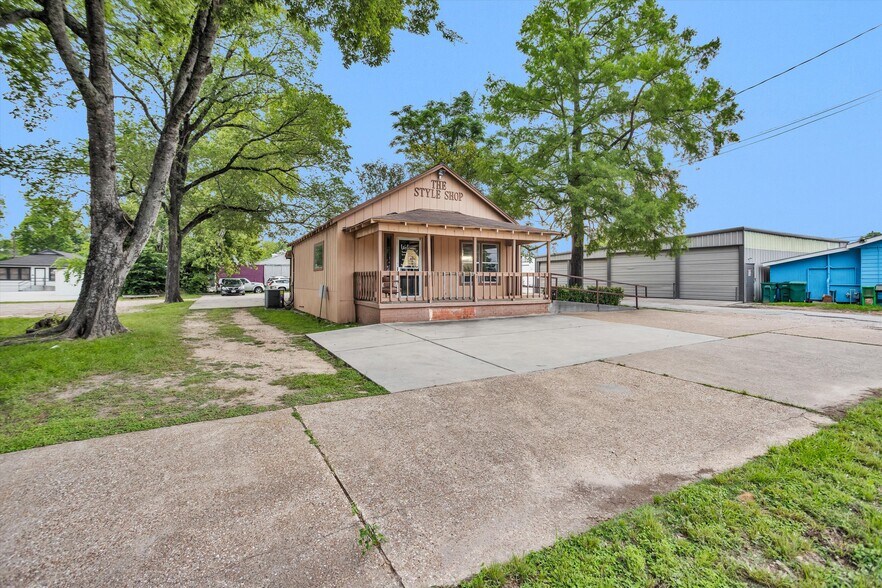 More Photos Of 108 W Montgomery St, Willis Flex For Sale