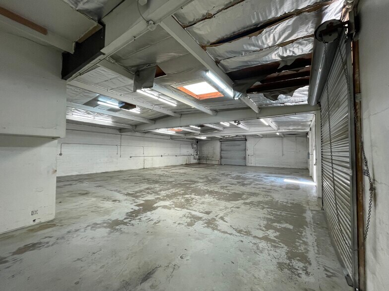 More Photos Of 931-945 W Hoover Ave, Orange Manufacturing For Sale