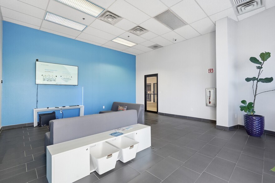 More Photos Of 3401 E Harbour Dr, Phoenix Light Manufacturing For Lease