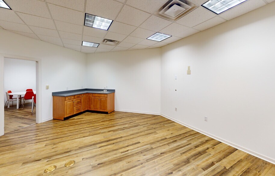 More Photos Of 192 Summerfield Ct, Troutville Office For Sale