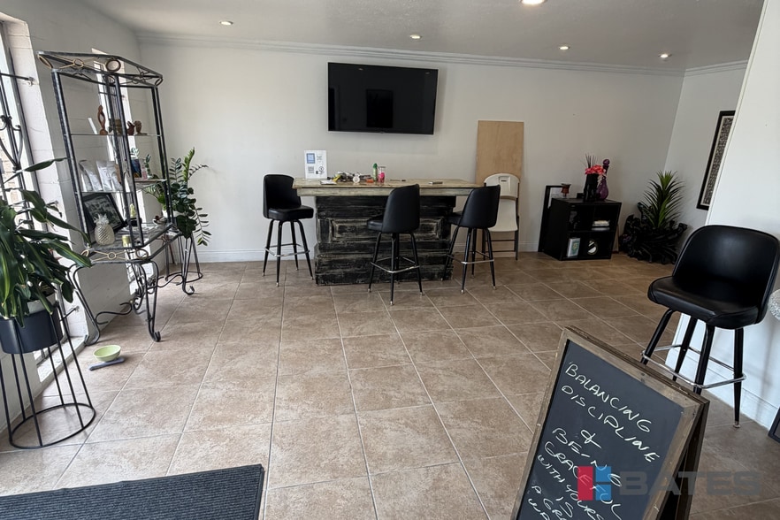 More Photos Of 1033 Quaker St, Dallas Light Distribution For Lease