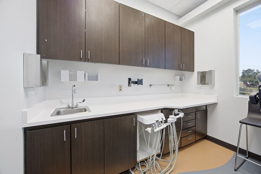 More Photos Of 4010 Sandy Brook Dr, Round Rock Medical For Sale