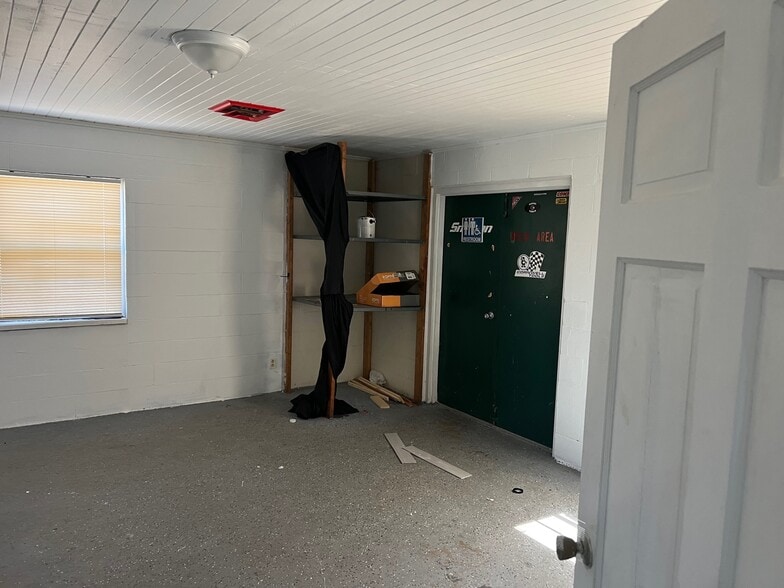 More Photos Of 1625 N US Highway 29, Salisbury Flex For Sale