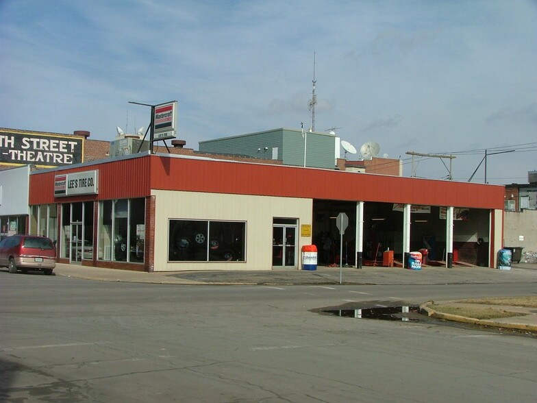 Primary Photo Of 100 N 4th St, Moberly Auto Repair For Sale