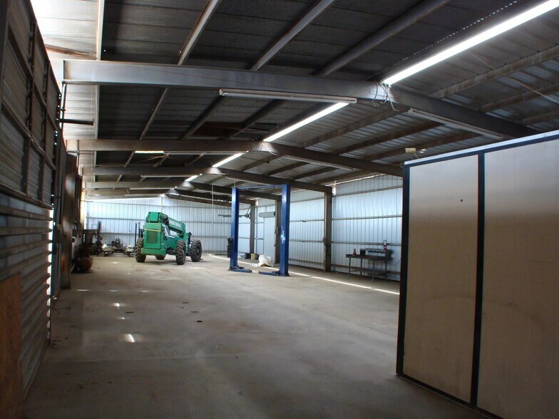 More Photos Of 213 S Alma School Rd, Mesa Warehouse For Lease