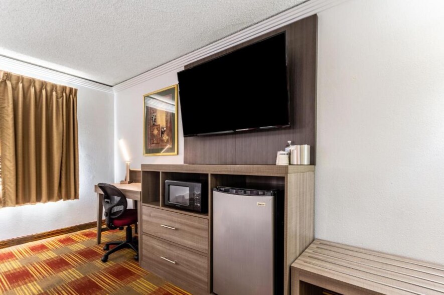 More Photos Of 4142 S Noland Rd, Independence Hotel For Sale