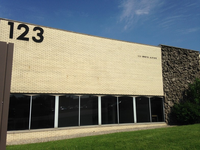More Photos Of 123 N Alpine Rd, Rockford Freestanding For Sale
