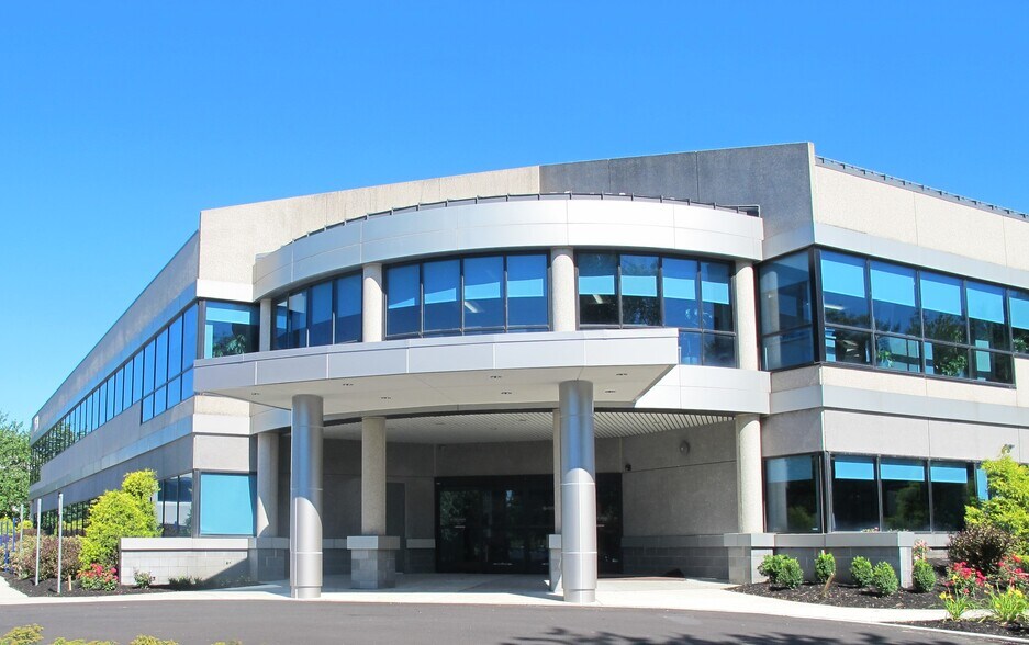 More Photos Of 160 N Pointe Blvd, Lancaster Office For Lease