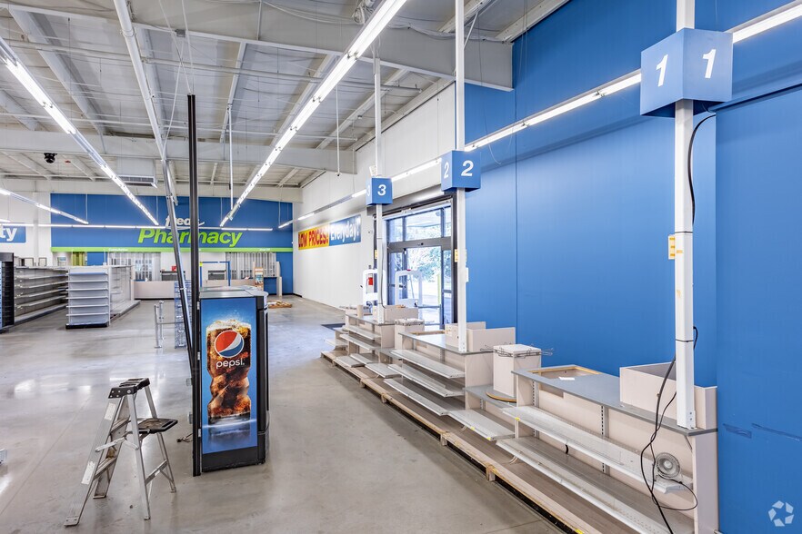 More Photos Of 201 Walnut St, Montezuma Freestanding For Lease