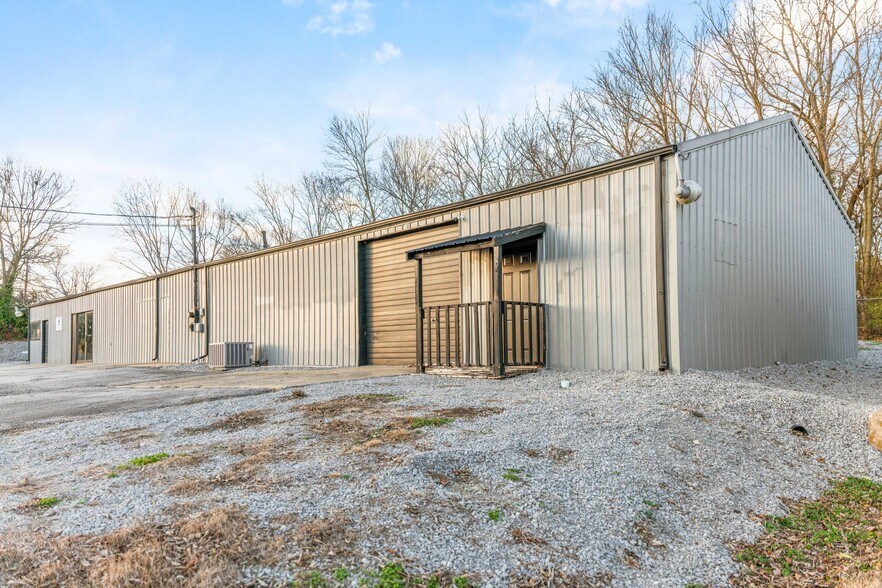 More Photos Of 904 E Main St, Stanford Flex For Sale