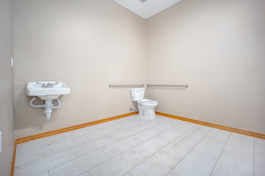 More Photos Of 6600 S I 35 Service Rd, Oklahoma City Flex For Lease