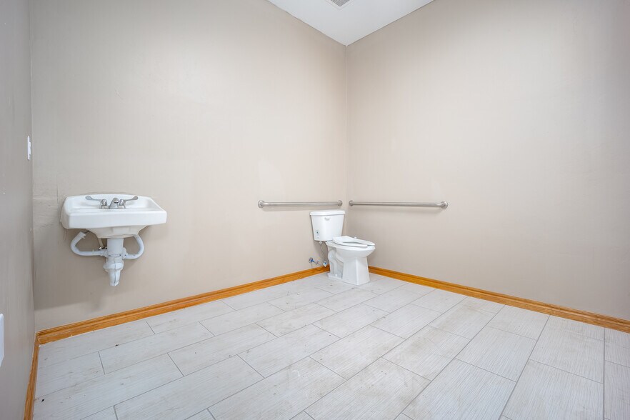 More Photos Of 6600 S I 35 Service Rd, Oklahoma City Flex For Lease