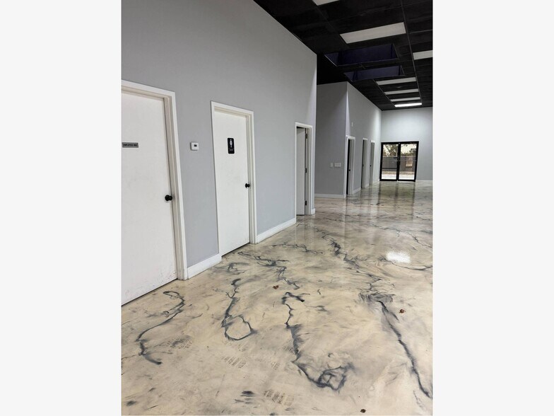 More Photos Of 10400 D Alpharetta St, Roswell Flex For Lease