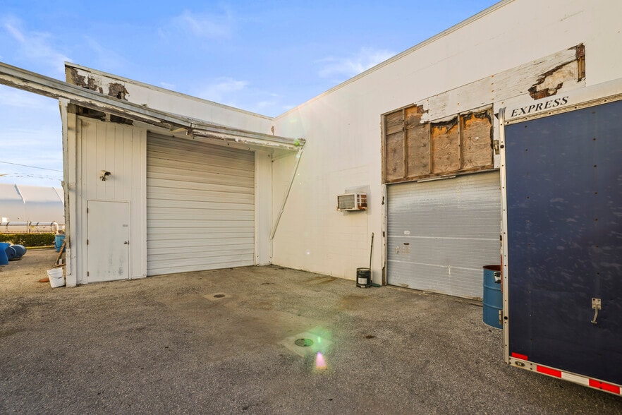 More Photos Of 1555 Sunshine Dr, Clearwater Warehouse For Sale