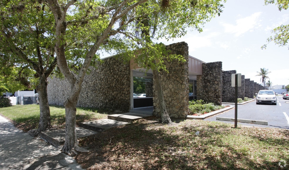 More Photos Of 1068-1090 6th Ave N, Naples Office For Sale