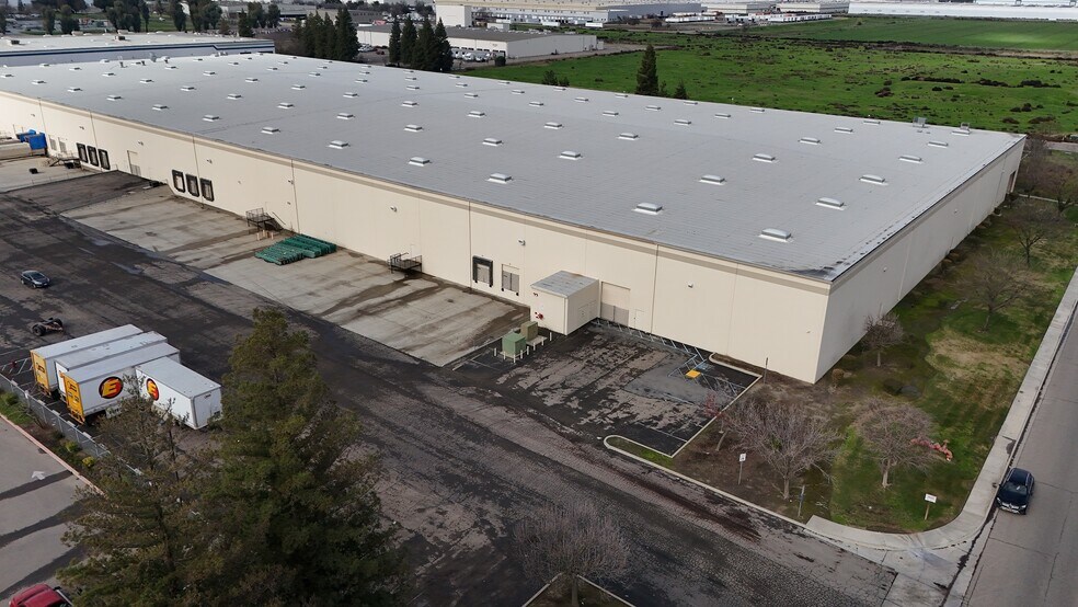 More Photos Of 8505 W Doe Ave, Visalia Distribution For Lease