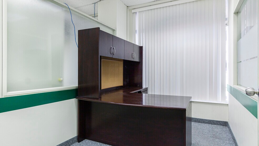 More Photos Of 918 Dundas St E, Mississauga Office For Lease