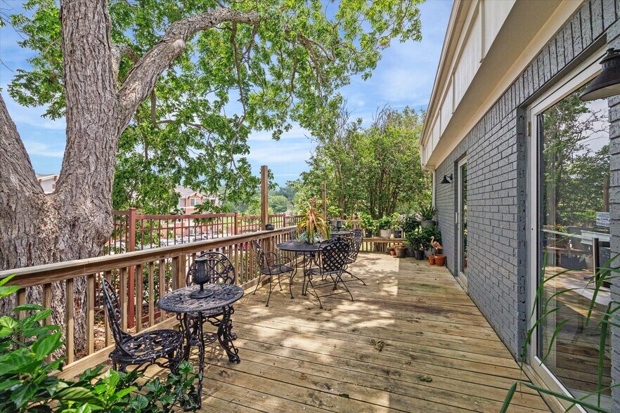 More Photos Of 303 E Academy St, Brenham Flex For Lease
