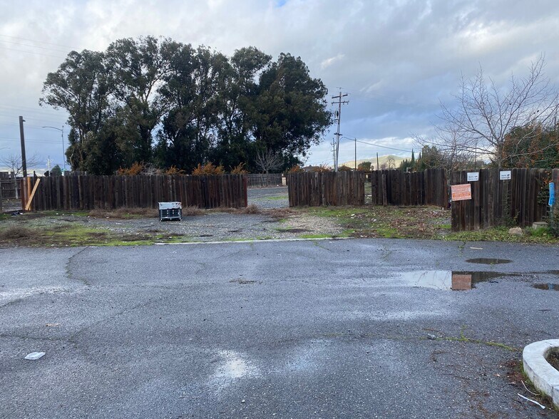 More Photos Of 300 Railroad Ave, Suisun City Office For Sale