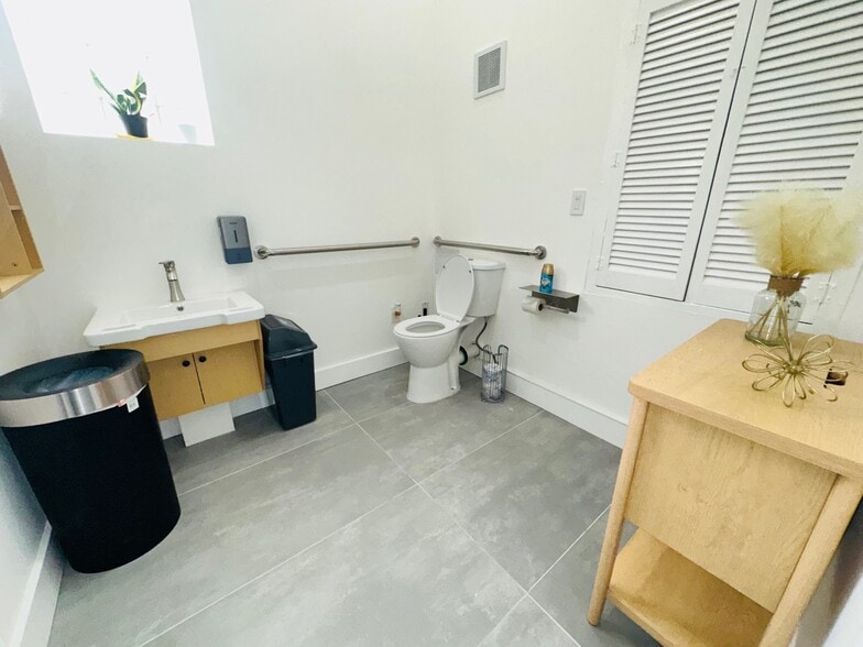 More Photos Of 314 N Kentucky Ave, Lakeland Storefront For Lease