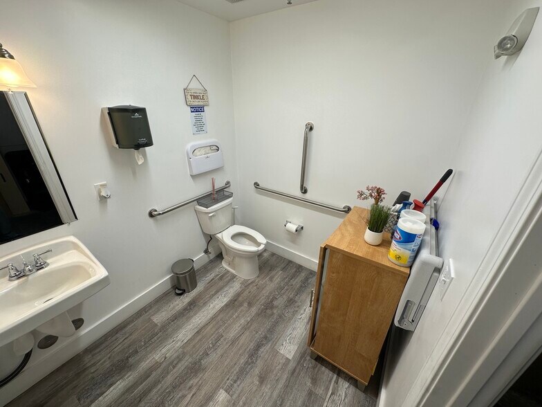 More Photos Of 770-780 Smithridge Dr, Reno Showroom For Lease
