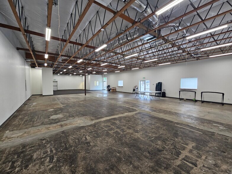 More Photos Of 1775 N 10th St, Central Point Storefront Retail Office For Lease