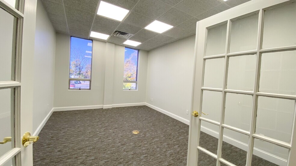 More Photos Of 80 Maple Ave, Smithtown Office For Lease