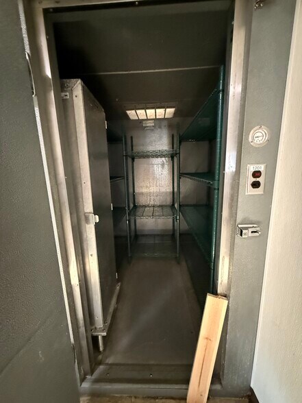 More Photos Of 304 S Obannon St, Raymond Fast Food For Lease