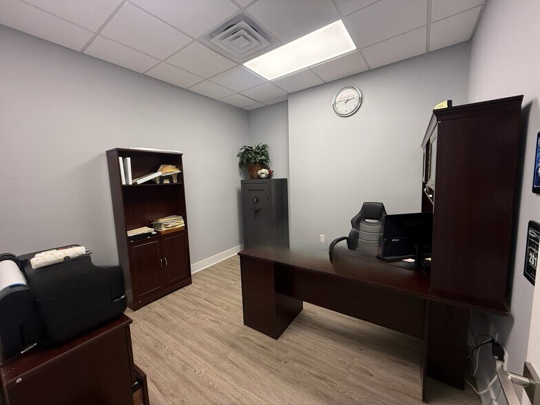 More Photos Of 6860 28th St Cir, Sarasota Warehouse For Sale