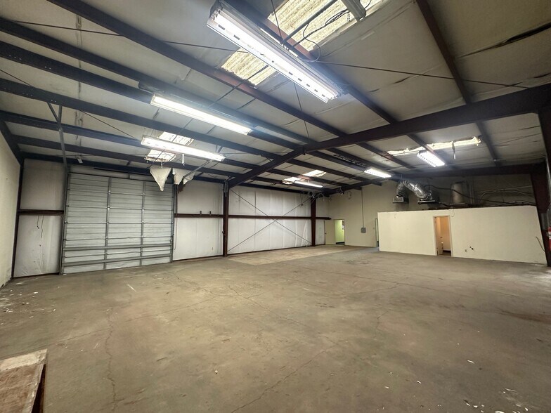 More Photos Of 1611 Elmview Dr, Houston Warehouse For Lease