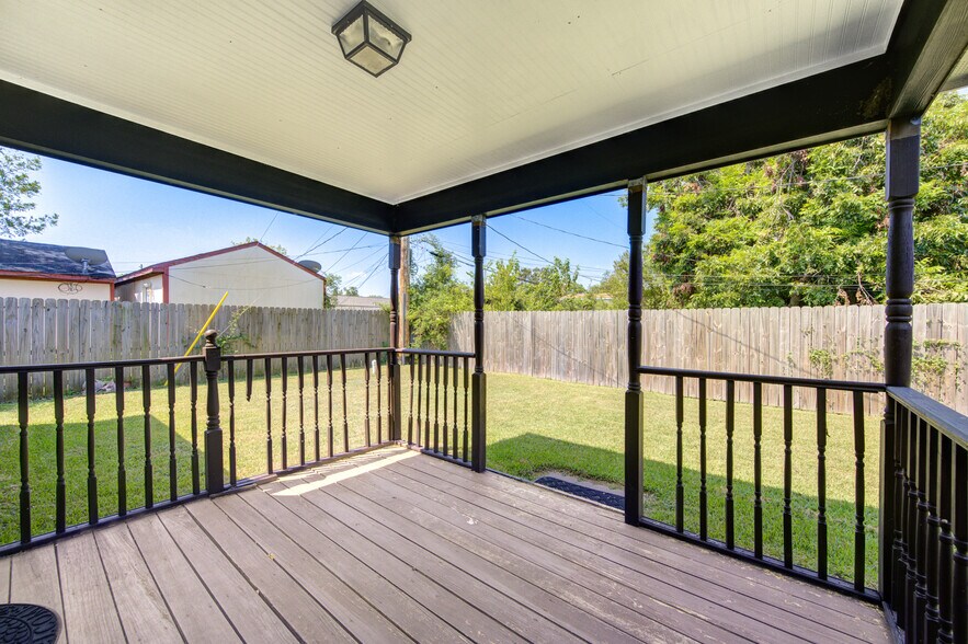 More Photos Of 2208 Strawberry Rd, Pasadena Office Residential For Sale